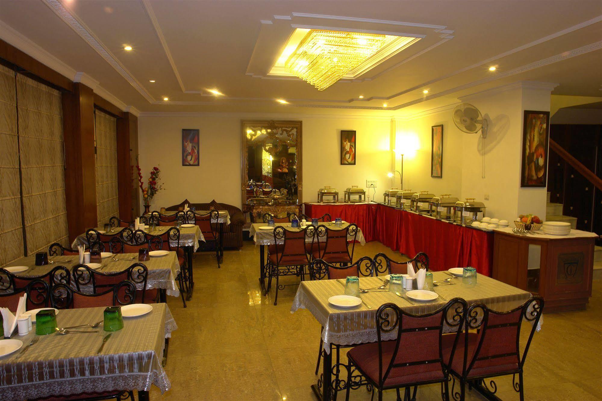 The Crest Inn Delhi  Dış mekan fotoğraf