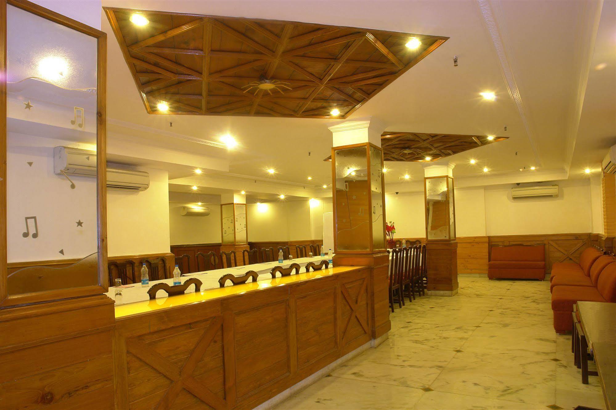 The Crest Inn Delhi  Dış mekan fotoğraf